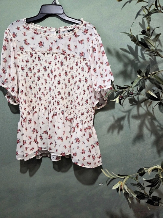 torrid Tops - Torrid Floral Smocked Short Sleeve Blouse in White & Pink Like New